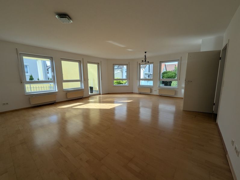 Helle 3-Zimmer-Wohnung, 98 m², Einbauküche, Balkon und Garage in Sindelfingen